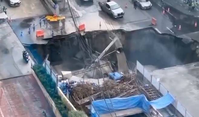 싱크홀이 발생한 방콕 시내. 방콕 시청 제공