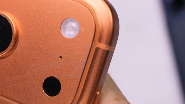 아이폰17 프로의 카메라 범프 모서리가 동전에 긁힌 모습. JerryRigEverything 유튜브 채널 캡처