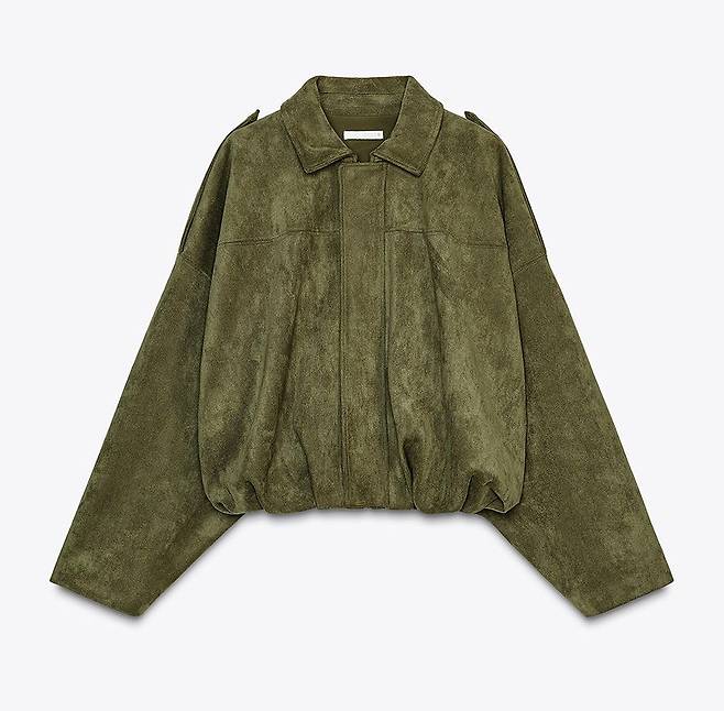 ZARA 허리에 볼륨감이 더해진 봄버 재킷 스타일의 카키색 스웨이드 재킷.