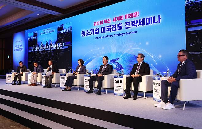24일 제주 롯데호텔 크리스탈볼룸에서 열린 '중소기업 미국진출 전략세미나'에서 토론자들이 패널 토의를 하고 있다.