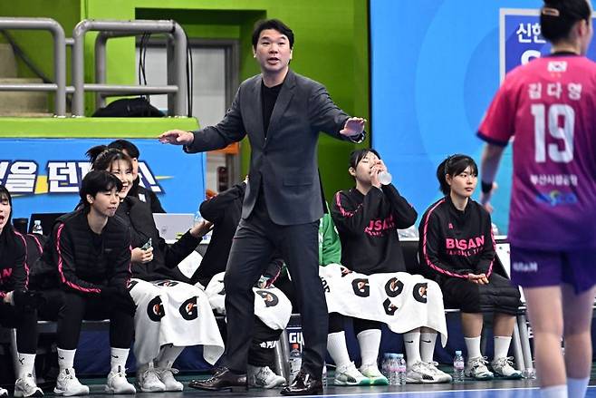 신창호 부산시설공단 여자 핸드볼팀 감독. 한국핸드볼연맹 제공