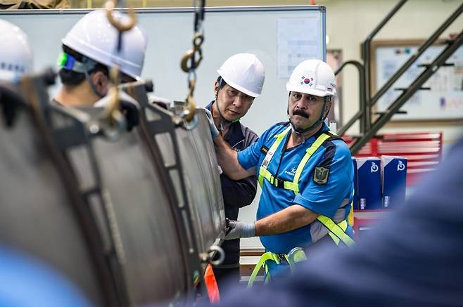 육군이 지난 22일부터 오는 26일까지 논산 육군항공학교에서 육군 국제과정 수리온 정비 교육을 실시한다고 24일 밝혔다. 이라크 교육생들이 한국군 교관 및 조교의 안내에 따라 메인로터 제거 및 장착 실습을 하고 있다. 육군 제공