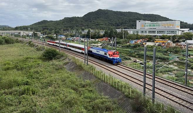 전남 목포와 보성을 잇는 목포보성선 철도가 오는 27일 정식 개통돼 전남 남부권 철도시대를 연다. 사진은 임시운행 중인 무궁화호 모습. 전남도 제공