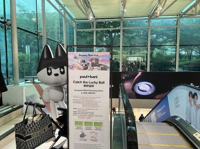 서울 중구 신세계백화점 본점에 외국인 관광객을 위한 안내판이 설치돼 있다. 사진=김현지 기자