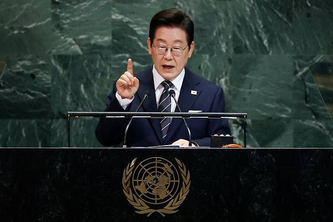 "‘END’로 한반도 냉전 종식" 이재명 대통령이 23일(현지시간) 미국 뉴욕 유엔본부에서 열린 제80차 유엔총회에 참석, 기조연설을 하고 있다. 이 대통령은 "교류(Exchange), 관계 정상화(Normalization), 비핵화(Denuclearization)를 중심으로 한 포괄적 대화로 한반도에서의 적대와 대결 시대를 종식하고 평화공존과 공동성장의 새 시대를 열어나가야 한다"고 말했다. 로이터연합뉴스