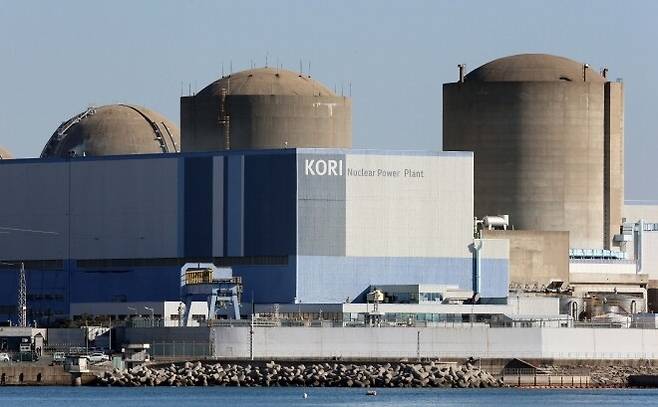 부산 기장에 있는 고리 원전 2호기(가운데)에 대한 수명연장 심사가 오는 25일 원자력안전위원회에서 진행될 예정이다. 연합뉴스