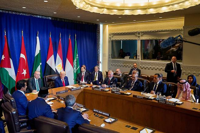 23일(현지시각) 미국 뉴욕 유엔 총회 중 열린 미국-아랍8개국 회담에 (왼쪽부터) 만수르 빈 자이드 알 나흐얀 아랍에미리트 부총리, 프라보워 수비안토 인도네시아 대통령, 셰이크 타밈 빈 하마드 알사니 카타르 국왕, 레제프 타이이프 에르도안 튀르키예 대통령, 도널드 트럼프 미국 대통령, 압둘라 2세 요르단 국왕, 셰바즈 샤리프 파키스탄 총리, 무스타파 마드불리 이집트 총리, 파이살 빈 파르한 사우디아라비아 외무장관이 참여했다. 로이터 연합뉴스