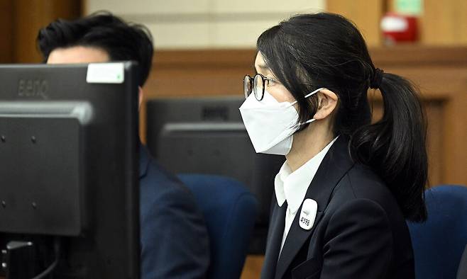 자본시장법 위반 등 혐의로 구속 기소된 윤석열 전 대통령의 부인 김건희 여사가 24일 오후 서울 서초구 서울중앙지법에서 열린 첫 공판에 출석해 자리하고 있다. 사진공동취재단