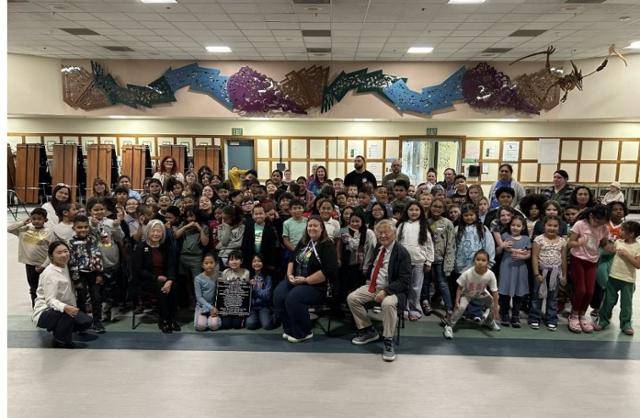 지난달 8월 15일 미 알래스카주 앵커리지 서쪽 스페나드에 위치한 노스우드 초등학교에서 기부를 마친 뒤 기념사진을 촬영한 구성열·구창화 부부. 구성열씨 제공