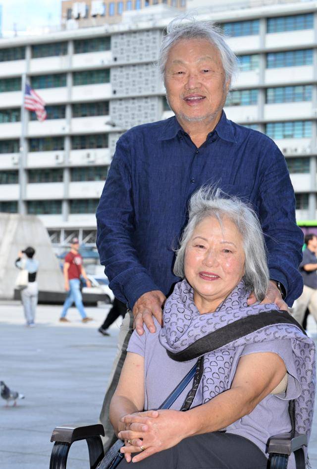한국전쟁 참전 미군전사자 추모사업을 한 구성열씨 부부가 18일 서울 광화문광장에서 한국일보와 인터뷰를 하고 있다. 왕태석 선임기자