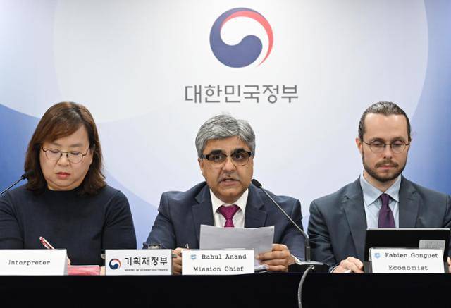 라훌 아난드(가운데) IMF 한국미션단장이 24일 정부서울청사에서 '2025년 IMF 연례협의 결과'를 브리핑하고 있다. 홍인기 기자