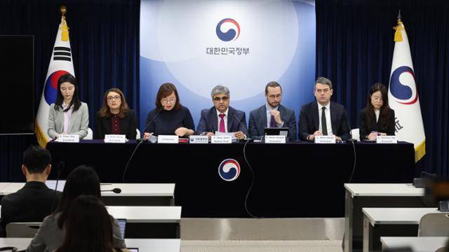 라훌 아난드(가운데) IMF 한국 미션단장이 24일 정부서울청사에서 2'025년 IMF 연례협의 결과' 브리핑을 하고 있다. 뉴스1