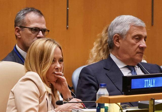 조르자 멜로니(맨 왼쪽) 이탈리아 총리가 23일 미국 뉴욕에서 열린 제80차 유엔 총회에서 도널드 트럼프 미국 대통령의 연설을 듣고 있다. 뉴욕=로이터 연합뉴스