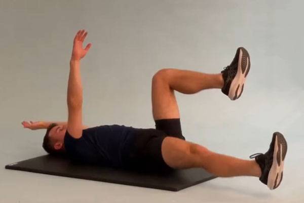 데드버그​ 동작./사진=영국 텔레그래프 캡처