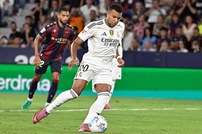 <yonhap photo-2041=""> Real Madrid's French forward #10 Kylian Mbappe scores from the penalty spot during the Spanish league football match between Levante UD and Real Madrid CF at the Ciutat de Valencia stadium in Valencia on September 23, 2025. (Photo by Jose JORDAN / AFP)/2025-09-24 06:39:02/ <저작권자 ⓒ 1980-2025 ㈜연합뉴스. 무단 전재 재배포 금지, AI 학습 및 활용 금지></yonhap>