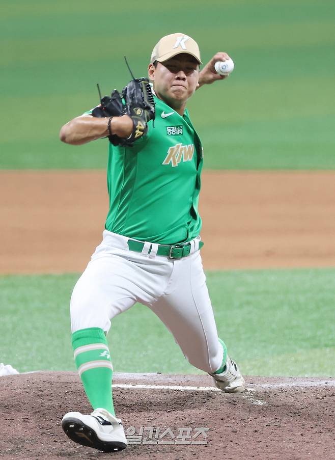 6일 오후 서울 고척스카이돔에서 열린 2025 KBO리그 프로야구 키움 히어로즈와 한화 이글스의 경기. 9회초 박정훈이 등판해 역투하고 있다. 고척=김민규 기자 /2025.07.06/