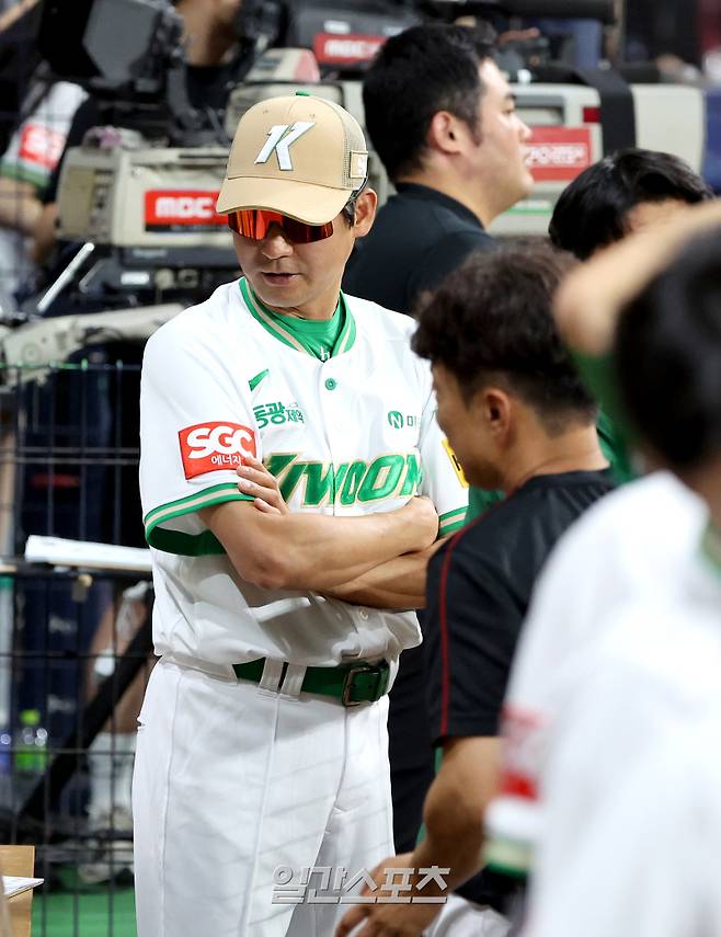 2025 KBO리그 프로야구 키움 히어로즈와 롯데 자이언츠의 경기가 23일 오후 서울 고척스카이돔에서 열렸다. 1대 4로 경기가 끝나자 설종진 감독대행이 고개를 숙이고 있다. 고척=김민규 기자 /2025.07.23/