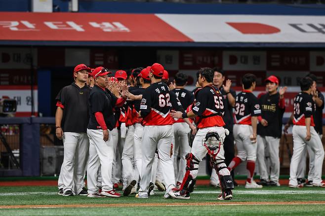 24일 고척 키움전을 승리로 마친 이범호 감독이 선수단을 반기고 있다. KIA 제공