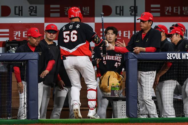 24일 고척 키움전에서 결승 홈런을 때려낸 오선우가 더그아웃으로 들어가고 있다. KIA 제공