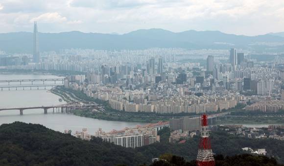 남산 N서울타워에서 바라본 서울 시내 아파트 단지 모습. [사진=연합뉴스]