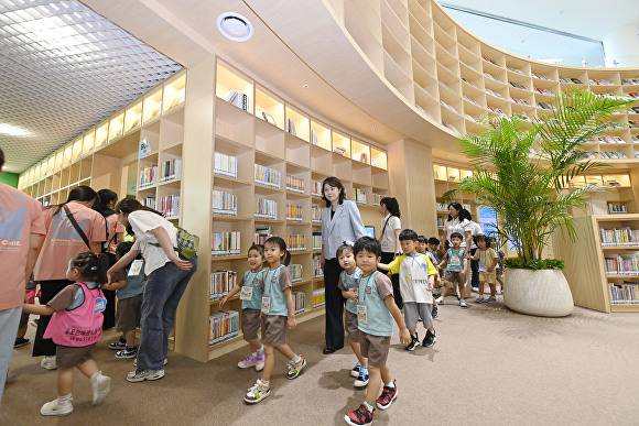 달성어린이숲 도서관 2층 모험가의 성에서 미디어체험장으로 이동하며 체험을 이어가는 어린이들 [사진=달성군]