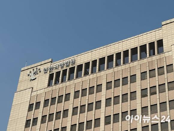 인천지법 형사13부(김기풍 부장판사)는 살인미수, 폭력행위 등 처벌에 관한 법률상 공동 주거침입 혐의 등으로 기소된 50대 여성 A씨의 공판을 진행했다. 사진은 인천지방법원 전경. [사진=신수정 기자]