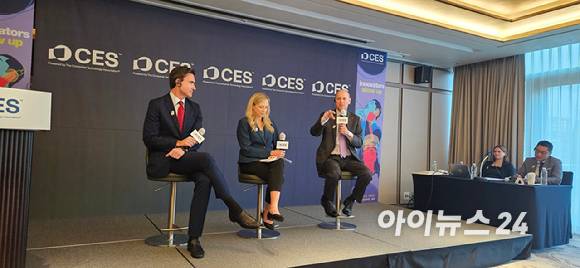 왼쪽부터 게리 샤피로 CTA CEO와 킨제이 파브리치오 CTA 회장이 24일 서울 강남구 서울조선팰리스호텔에서 열린 'CES 2026' 기자간담회에서 질의응답에 응하고 있다. [사진=박지은 기자]