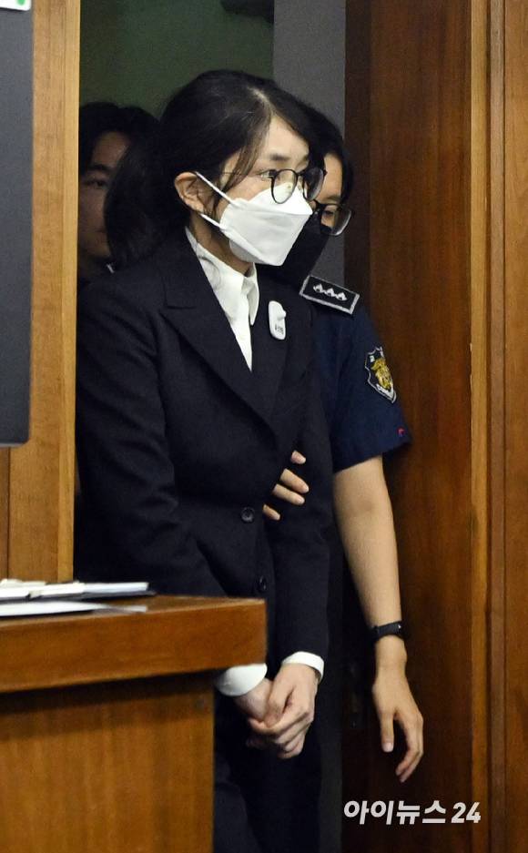 윤석열 전 대통령의 배우자 김건희 여사가 24일 서울 서초동 서울중앙지법에서 열린 김 여사의 특정범죄가중처벌법상 알선수재 및 자본시장법·정치자금법 위반 등 사건 첫 재판에 출석하고 있다. [사진=사진공동취재단]