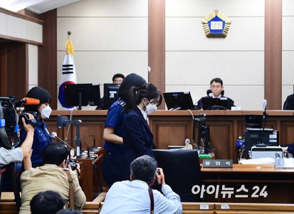 윤석열 전 대통령의 배우자 김건희 여사가 24일 서울 서초동 서울중앙지법에서 열린 김 여사의 특정범죄가중처벌법상 알선수재 및 자본시장법·정치자금법 위반 등 사건 첫 재판에 출석하고 있다. [사진=정소희 기자]