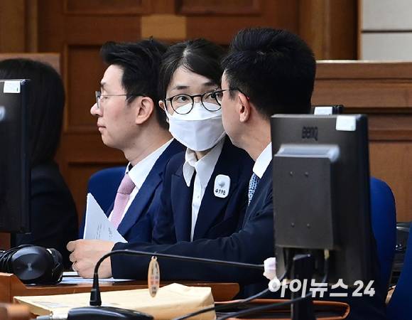 윤석열 전 대통령의 배우자 김건희 여사가 24일 서울 서초동 서울중앙지법에서 열린 김 여사의 특정범죄가중처벌법상 알선수재 및 자본시장법·정치자금법 위반 등 사건 첫 재판에 출석하고 있다. [사진=정소희 기자]