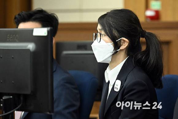 윤석열 전 대통령의 배우자 김건희 여사가 24일 서울 서초동 서울중앙지법에서 열린 김 여사의 특정범죄가중처벌법상 알선수재 및 자본시장법·정치자금법 위반 등 사건 첫 재판에 출석하고 있다. [사진=사진공동취재단]