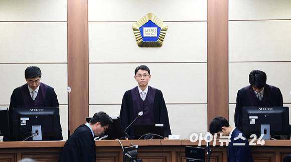 윤석열 전 대통령의 배우자 김건희 여사의 특정범죄가중처벌법상 알선수재 및 자본시장법·정치자금법 위반 등 사건 첫 재판이 열린 24일 서울 서초동 서울중앙지법에 우인성 부장판사가 입정하고 있다. [사진=정소희 기자]