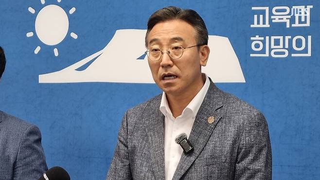 오순문 서귀포시장이 오늘(24일) 서귀포시청에서 관광극장 관련 기자회견을 진행하는 모습 (사진, 오일령 기자)