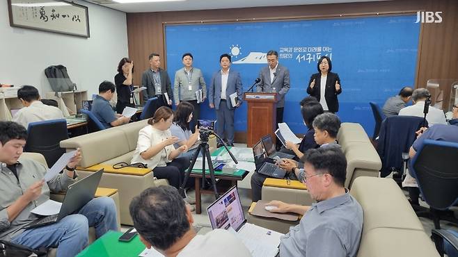 오순문 서귀포시장이 오늘(24일) 서귀포시청에서 관광극장 관련 기자회견을 진행하는 모습 (사진, 오일령 기자)