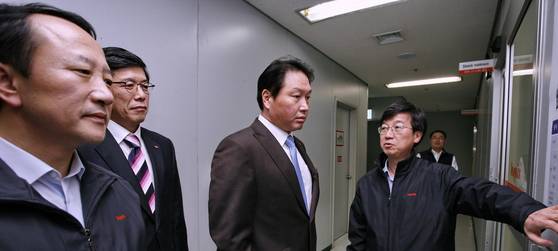 하이닉스 인수를 확정지은 지난 2011년 말 최태원 SK 회장(오른쪽에서 두 번째)이 이천 하이닉스 공장에서 박성욱 당시 부사장(맨 오른쪽)의 보고를 받고 있다. 정통 하이닉스 엔지니어인 박 부사장이 CEO가 되면서 역전의 기틀을 마련했다. [중앙포토]