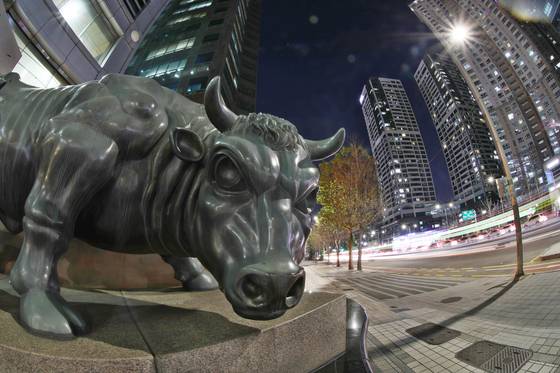 서울 영등포구 여의도 증권가에 있는 황소상 모습. 황소(Bull)는 강세장을 상징한다. 뉴스1