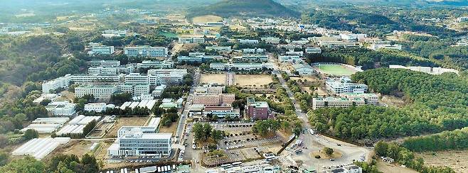 제주대학교가 학습과 휴식을 동시에 누리는 ‘런케이션’ 활성화 프로젝트를 국내외로 확대한다. 사진은 제주대학교 캠퍼스 전경. [사진 제주대학교]