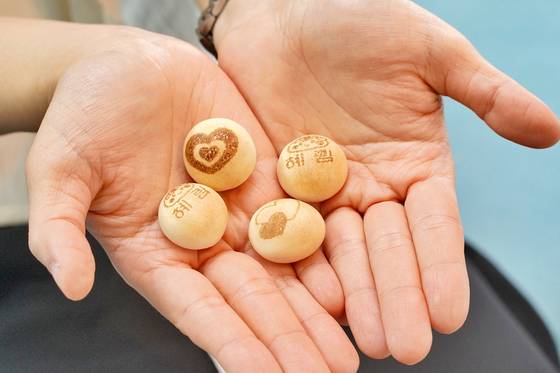 노혜림 롯데웰푸드 비스킷마케팅팀 담당이 본인의 이름과 하트가 인쇄된 칸쵸를 들고 있다. 사진 롯데웰푸드