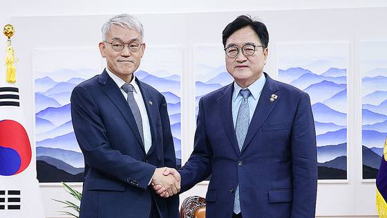 우원식 국회의장이 24일 오전 서울 여의도 국회에서 천대엽 법원행정처장의 예방을 받으며 기념촬영을 하고 있다. 뉴시스