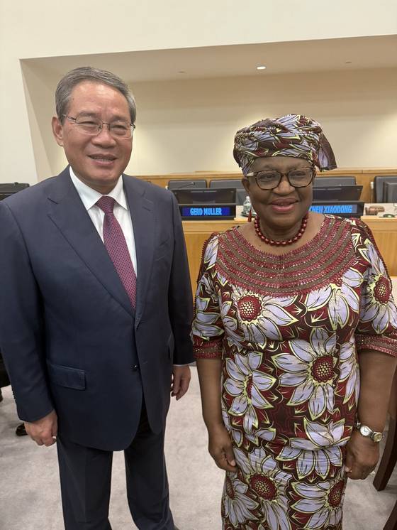 23일(현지시간) 응고지 오콘조 이웨알라(오른쪽) WTO 사무총장과 리창(왼쪽) 중국 총리가 미국 뉴욕 유엔본부에서 만났다. X캡처