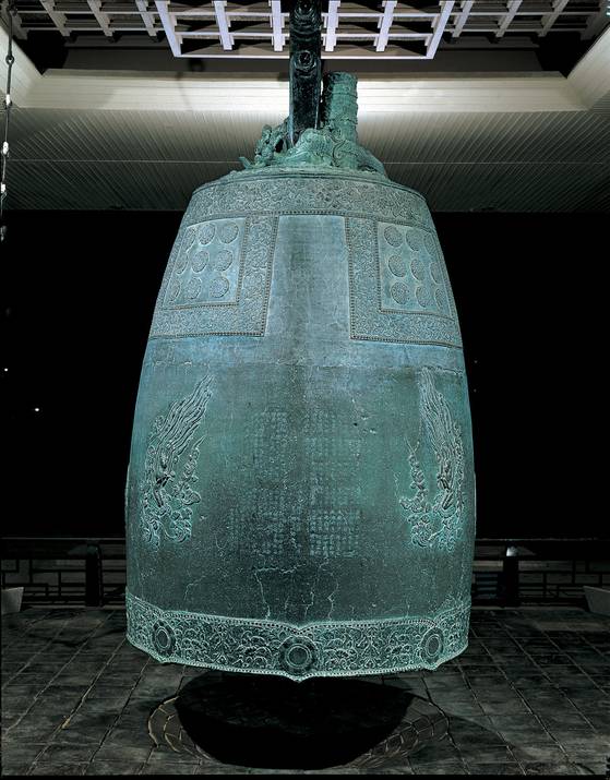 국보 성덕대왕신종(일명 에밀레종). 우리나라에서 가장 큰 종으로 신라 혜공왕 7년(771년)에 완성됐다. 쌍을 이룬 비천상 사이로 남아 있는 1000여자의 명문은 당대 종교와 사상을 살펴 볼 수 있는 귀중한 금석문이다. 사진 국가유산청