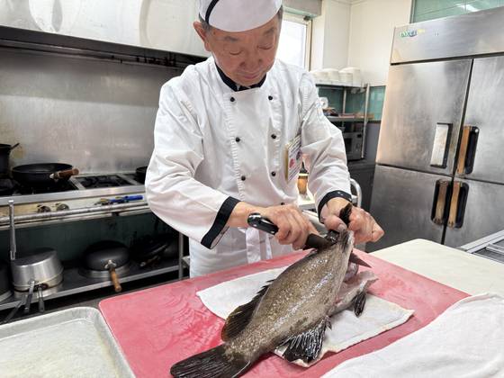 제주향토음식 다금바리 장인 강창건 셰프가 오늘의 다금바리를 손질 중이다. [사진 박상현]