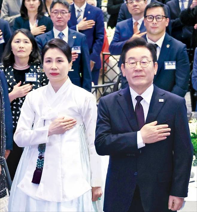 < 李, 동포간담회 참석 > 이재명 대통령이 22일(현지시간) 미국 뉴욕의 한 호텔에서 열린 동포간담회에 참석했다. 이 대통령이 김혜경 여사, 재미동포 300여 명과 행사 시작 전 국민의례를 하고 있다.  연합뉴스