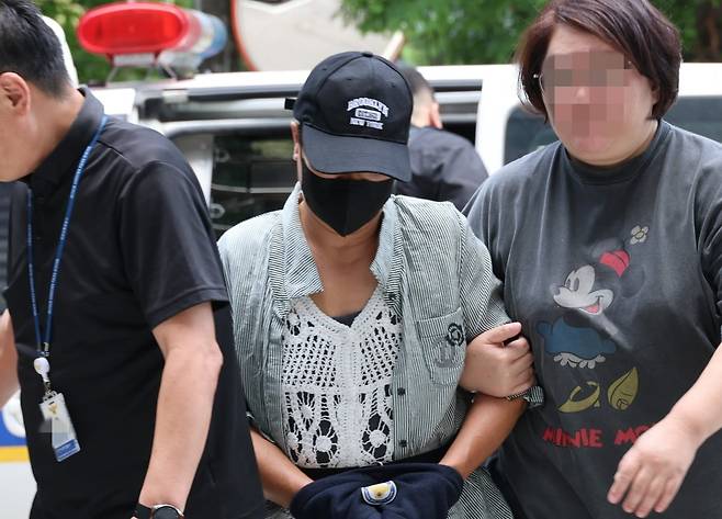 남편의 신체 중요 부위를 절단해 살해하려 한 혐의를 받는 50대 여성이 지난달 2일 구속 전 피의자 심문(영장실질심사)이 열리는 인천지법에 들어서고 있다. 사진=연합뉴스
