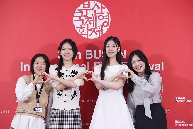 20일 부산 해운대구 영화의전당에서 열린 제30회 부산국제영화제(BIFF) 경쟁 부문 '지우러 가는 길' 기자회견에서 배우들과 감독이 포즈를 취하고 있다. 왼쪽부터 유재인 감독, 심수빈, 이지원, 장선. /연합