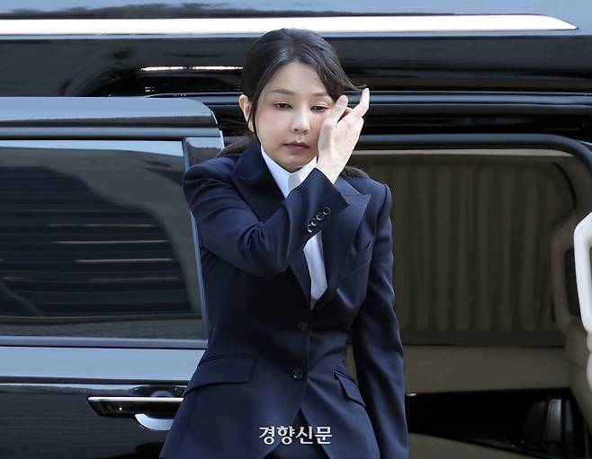 김건희 여사가 지난달 12일 오전 서울 서초구 서울중앙지법에서 열린 구속 전 피의자 심문(영장실질심사)에 출석하고 있다. 권도현 기자