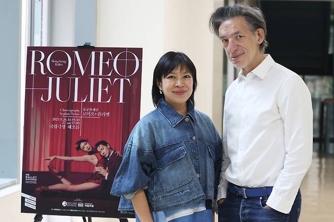셉팀 웨버 예술감독(오른쪽)과 헤이디 리 홍콩발레단 대표가 24일 서울 서초구 한국예술종합학교 서초동 캠퍼스에서 인터뷰를 앞두고 공연 포스터 옆에서 포즈를 취하고 있다.   연합뉴스