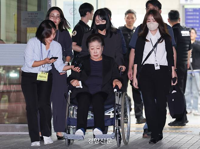 윤석열 정권과 통일교가 연관된 정교유착 국정농단 의혹을 받는 한학자 통일교 총재가 지난 22일 서울 서초구 서울중앙지법에서 구속 전 피의자 심문(영장실질심사)을 마친 뒤 대기 장소인 서울구치소로 향하고 있다. 한수빈 기자