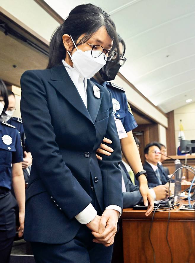 정장 입고 마스크 쓴 채 법정 입장 도이치모터스 주가조작 혐의와 통일교 금품수수 의혹 등으로 구속 기소된 김건희 여사가 24일 서울중앙지법에서 열린 첫 공판기일에 출석하고 있다. 전직 대통령 배우자가 재판에 넘겨진 건 헌정사상 처음이다. 이날 재판부는 언론에 김 여사가 법정에 들어서는 모습을 촬영할 수 있도록 허가했다. 사진공동취재단