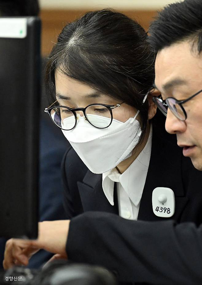 김건희 여사가 24일 법정에서 변호사와 이야기하고 있다. 사진공동취재단